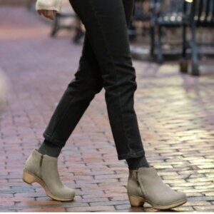 NEW Dansko Lizanne Side-Zip Booties Suede Taupe Nubuck For Women 259 7S4